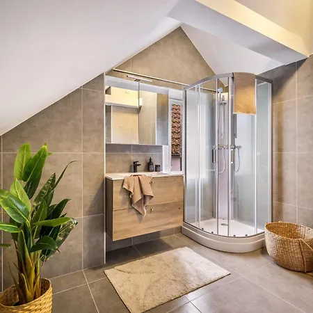 Newly Renovated Lägenhet *